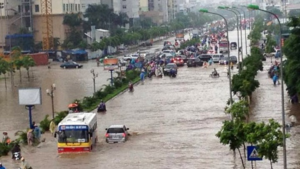 Các phương tiện tham gia giao thông trên các tuyến phố ngập sẽ bị ảnh hưởng, khó khăn khi di chuyển có thể gây tắc nghẽn cục bộ.